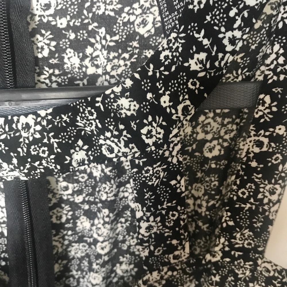 FOREVER 21 // Floral Cutout Skater Dress - Picture 4 of 8